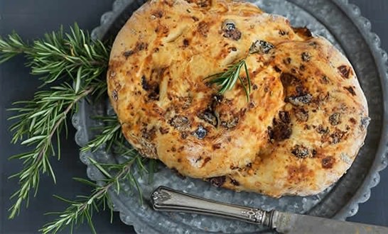 FOUGASSE DE ACEITUNAS NEGRAS, TOMATE Y ROMERO